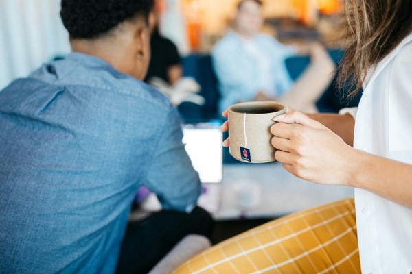 Van vergadertafel naar koffietafel: de kracht van goede koffie op kantoor